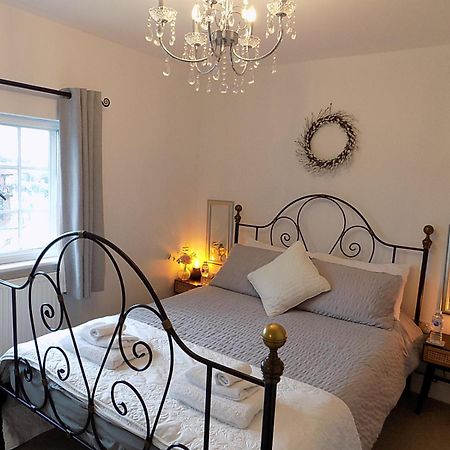 Double Award Winning 1700'S Grd 2 Listed Cottage Near Stonehenge Эймсбери Экстерьер фото