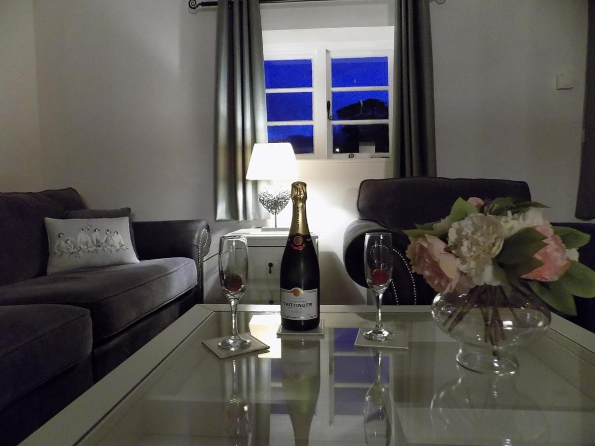 Double Award Winning 1700'S Grd 2 Listed Cottage Near Stonehenge Эймсбери Экстерьер фото